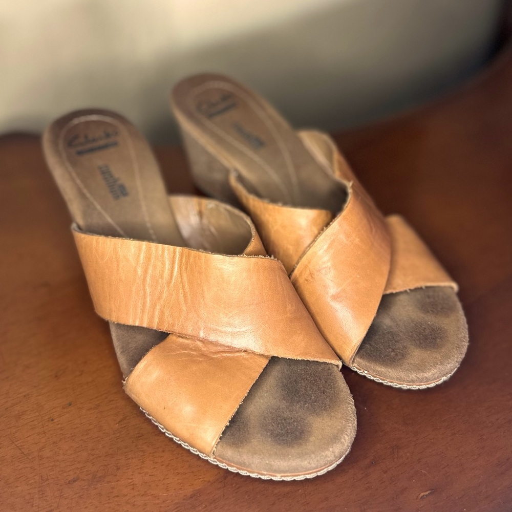 CLARKS Collection Soft Cushion Brown Leather Slip On Wedge Sandal Womens Sz 10